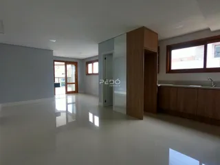 Ambiente interno de uma sala de estar com piso claro e paredes cinzas.