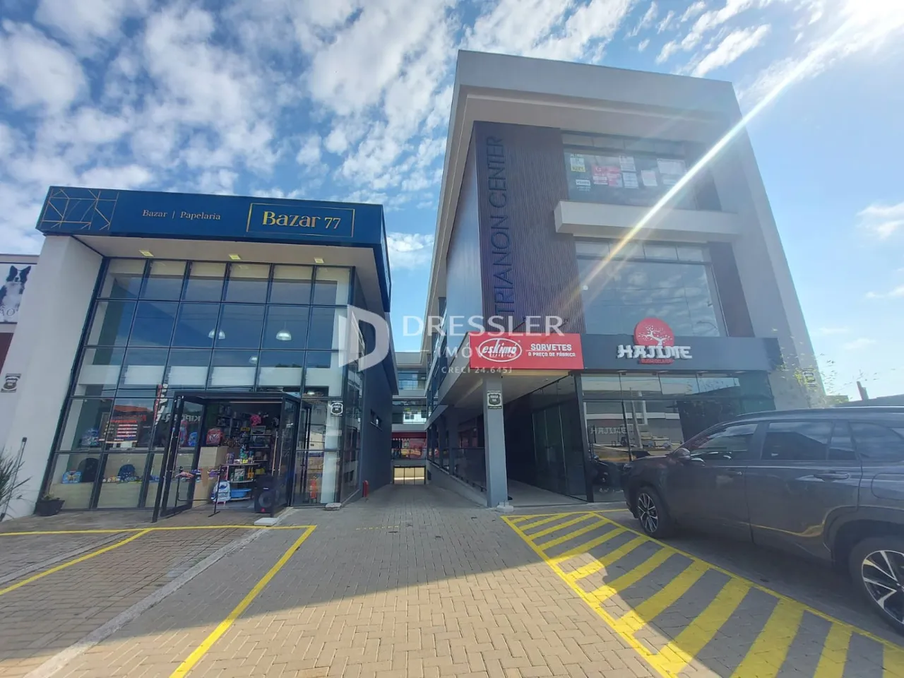 Fachada de um prédio comercial em Lajeado, Brasil, com vitrines de lojas.