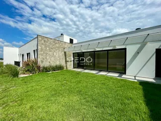Fachada moderna de uma residência com jardim gramado em Lajeado.