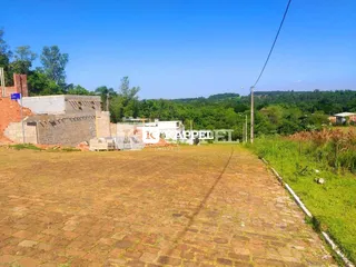 Vista externa de um lote de terreno com muros de alvenaria em Lajeado.
