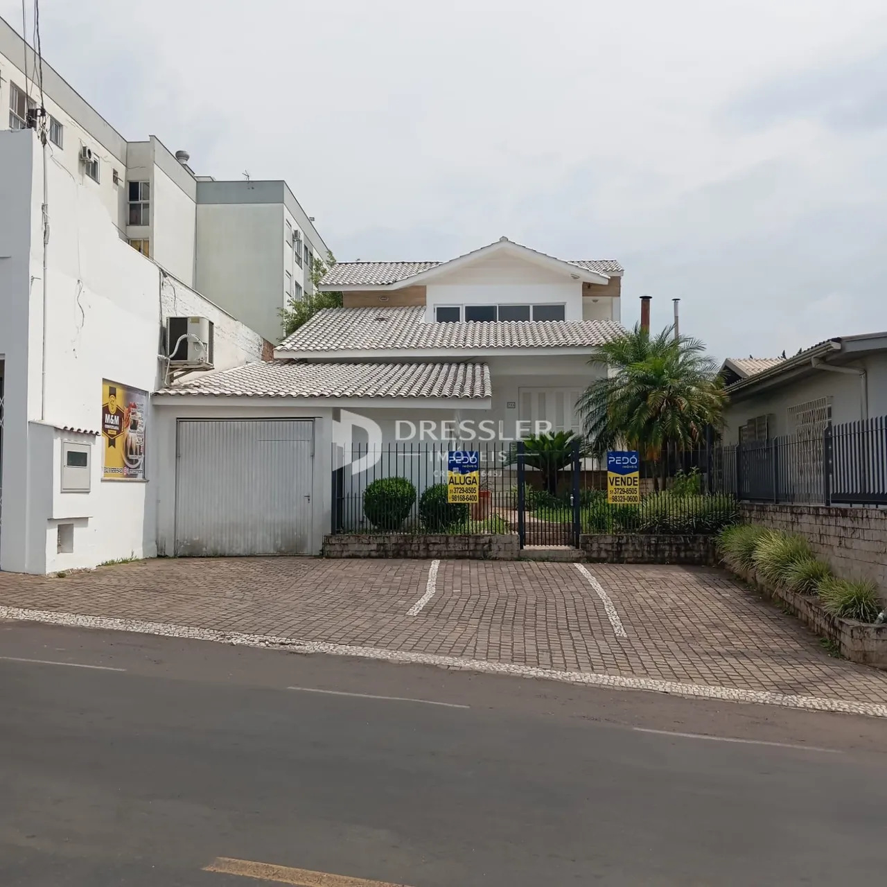 A fachada de uma casa em Lajeado, Brasil, com garagem e jardim.