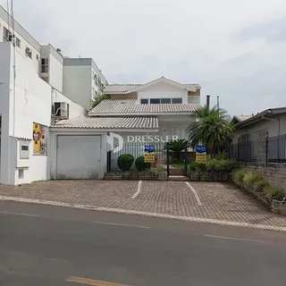 A fachada de uma casa em Lajeado, Brasil, com garagem e jardim.