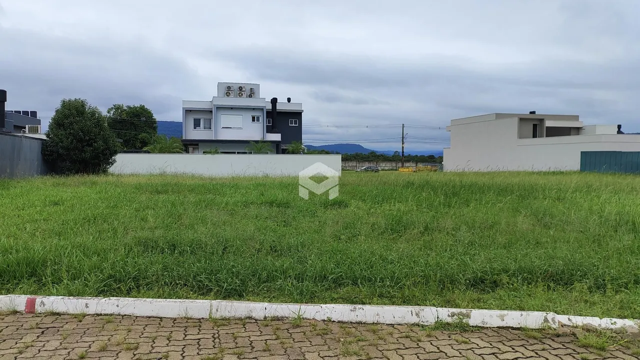 Vista externa de duas construções com gramado verde em Lajeado, Brasil.