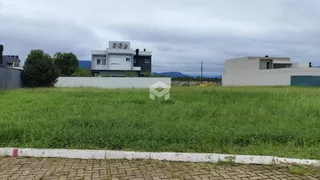 Vista externa de duas construções com gramado verde em Lajeado, Brasil.