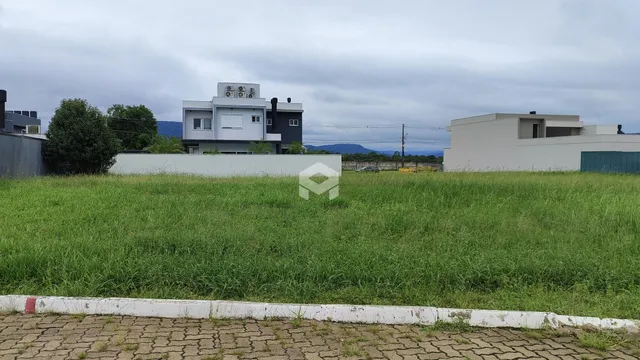 Vista externa de duas construções com gramado verde em Lajeado, Brasil.
