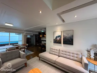 Sala de estar com sofá e vista para a água.