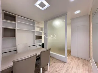 Sala de jantar com decoração moderna e piso de madeira clara.