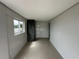 Hall de entrada com piso de cerâmica e paredes brancas em um imóvel no Brasil.