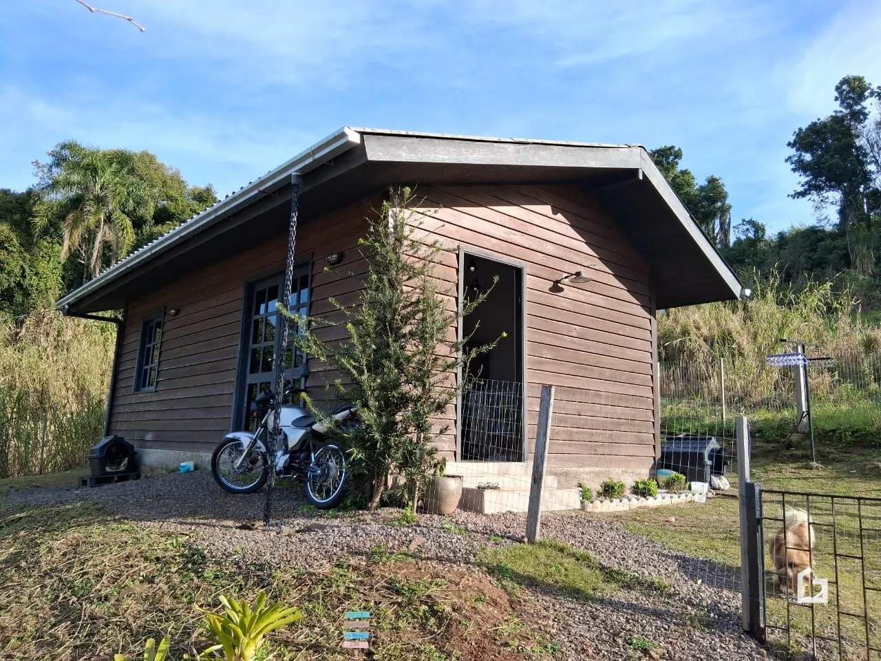 Fachada de uma casa rústica de madeira no Brasil.