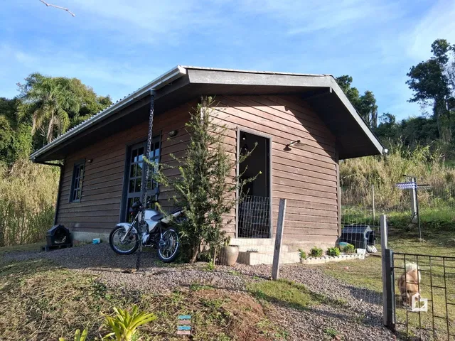 Fachada de uma casa rústica de madeira no Brasil.