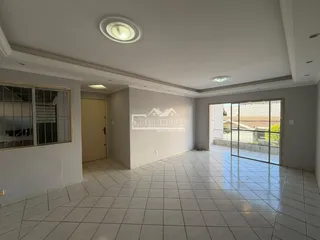 Sala ampla com piso de cerâmica e portas de vidro.