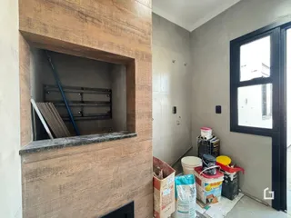 Parede interna com moldura de porta e janela em construção.