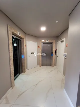 Corredor interno de uma residência em Lajeado.