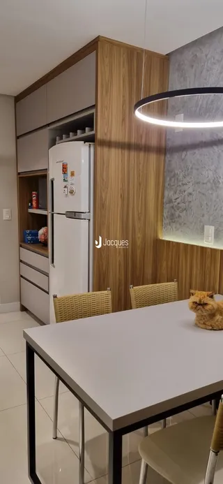 Cozinha moderna com armários de madeira e mesa de jantar.