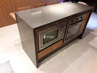Móvel de cozinha moderno com acabamento em madeira escura e cinza.