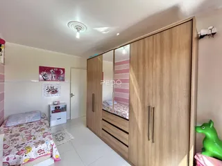 Quarto com guarda-roupa de madeira e cama.