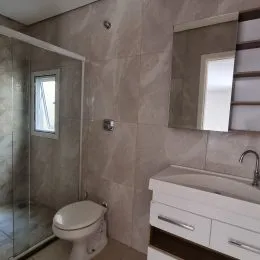 Foto de um banheiro mostrando um vaso sanitário e um espelho.