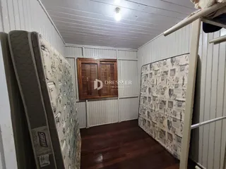 Quarto com cama e portas de madeira em ambiente interno.