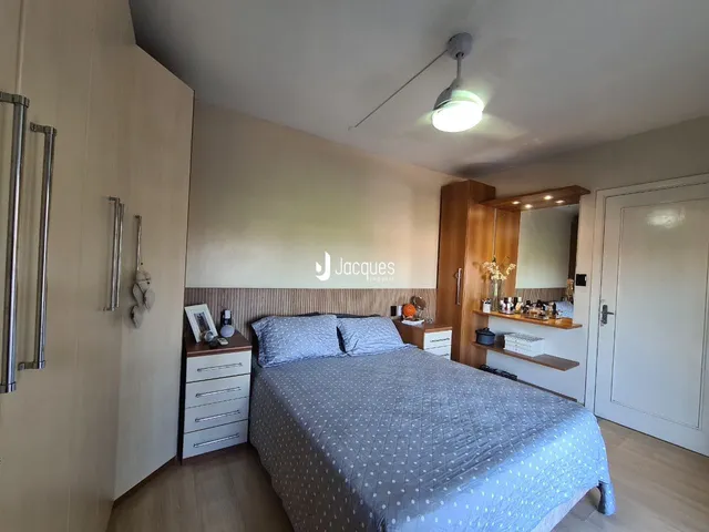 Quarto com cama e armários de madeira no interior da residência.