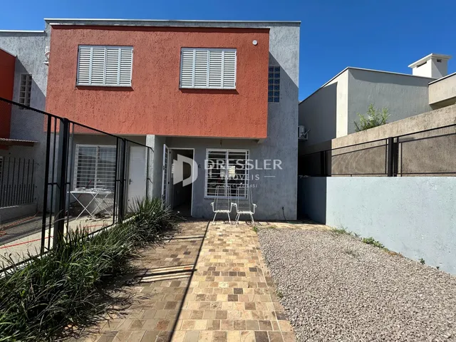 Fachada de uma residência em Lajeado, Brasil, com jardim e calçada.