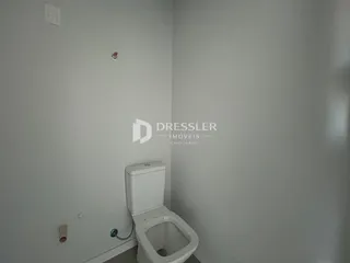 Foto de um banheiro com vaso sanitário instalado na parede.