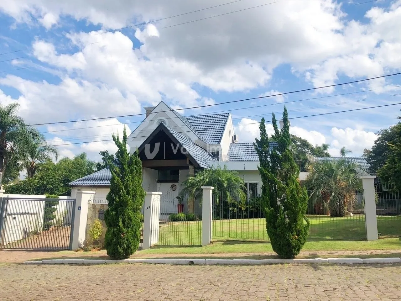 Casa com 4 dormitórios, foto 1