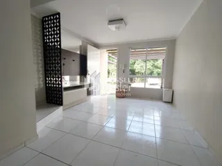 Interior com piso de cerâmica claro e paredes brancas.