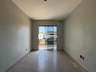 Hall de entrada com piso de cerâmica e porta de vidro que dá para a rua.