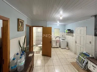 Interior de um corredor com portas de madeira e piso de cerâmica.