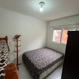 Quarto com cama e janela em um imóvel.