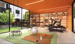 Ambiente interno moderno com grandes janelas de vidro e área externa.