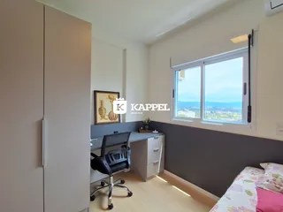 Foto de um ambiente interno com uma janela ampla e uma escrivaninha.