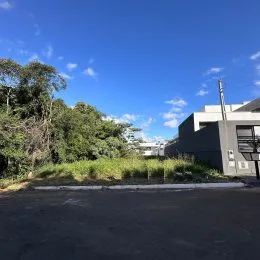 Foto da fachada de uma propriedade em Lajeado, Brasil, mostrando a vegetação e o edifício.