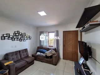 Sala de estar com sofá marrom e decoração moderna.
