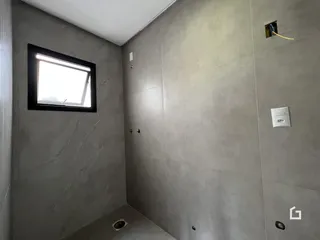 Foto da parede interna de um banheiro com revestimento cerâmico.