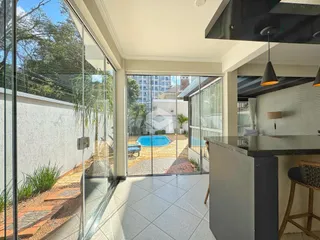 Ambiente interno com acesso a uma área externa com piscina.