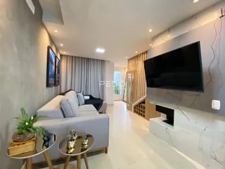Sala de estar moderna com sofá e televisão em um apartamento.