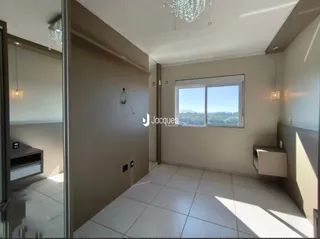 Interior de uma sala com piso de cerâmica e janela.