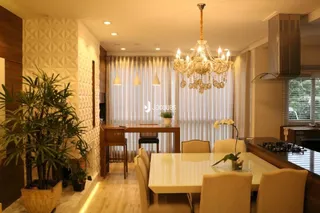Sala de estar com decoração clara e piso de madeira.