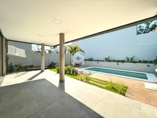 Vista externa de uma propriedade com piscina e jardim em Lajeado.