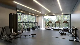 Imagem de uma sala de ginástica com equipamentos de treino e grandes janelas.