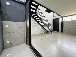 Vista de um corredor com escadaria em um imóvel em Lajeado.