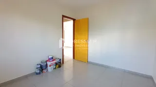 Interior de um ambiente com porta de entrada em uma residência.