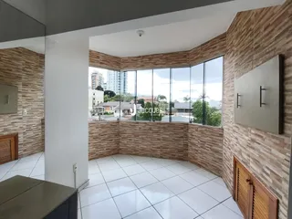 Uma sala de estar com grandes janelas que oferecem uma vista da paisagem.