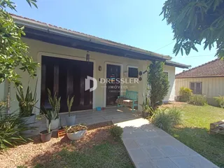 Fachada de uma casa em Lajeado, Brasil, com jardim frontal.
