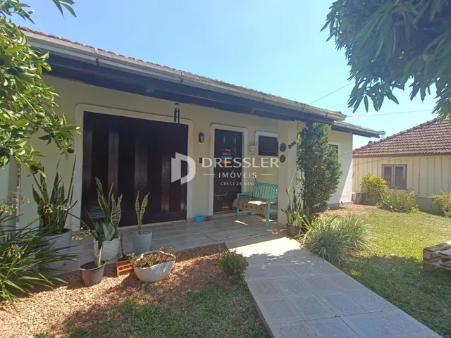 Fachada de uma casa em Lajeado, Brasil, com jardim frontal.