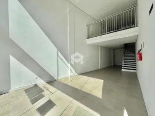 Hall de entrada com vista para a varanda e escadaria.