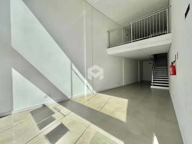 Hall de entrada com vista para a varanda e escadaria.
