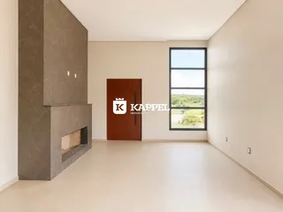 Sala de estar com paredes brancas e uma lareira moderna.