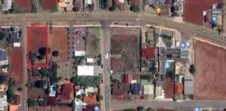 Vista aérea de uma área residencial com ruas e edificações em Lajeado.